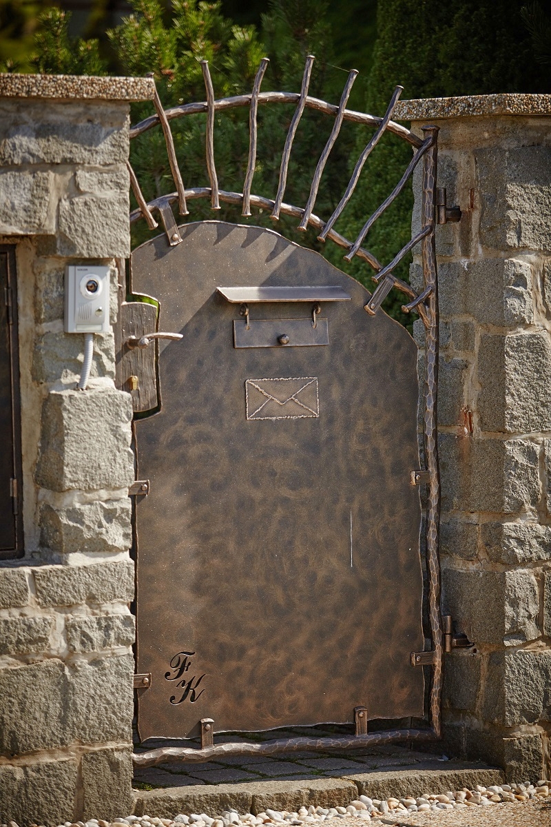 Kovaná bránka s poštovou schránkou + brána a plot vo vintage štýle