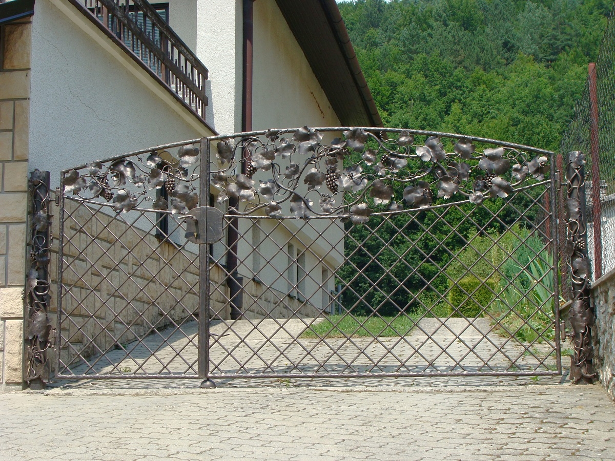 Dizajnová brána s viničom - umelecká kovaná brána