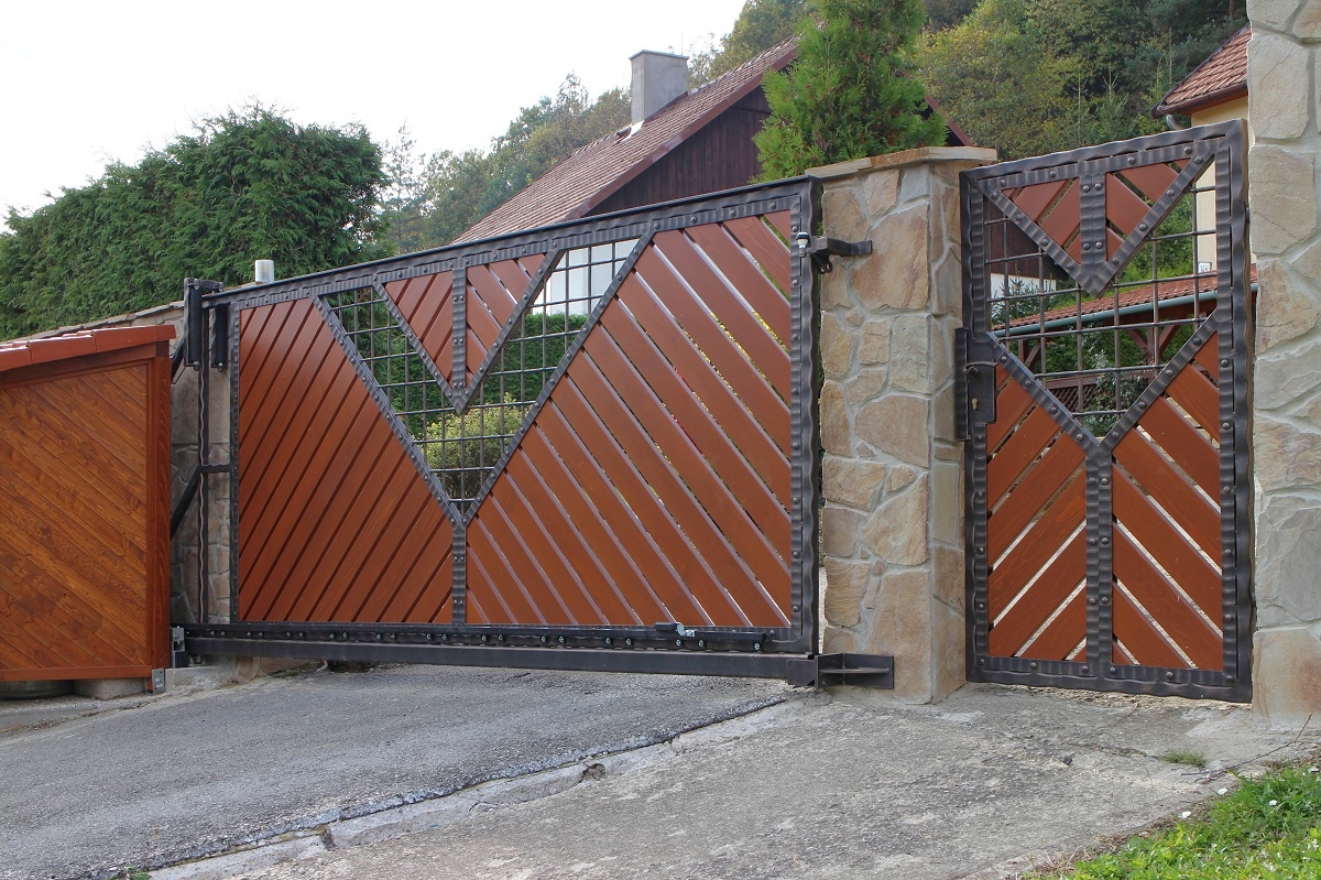 Dizajnová posuvná brána, bránka a plot - kov/drevo
