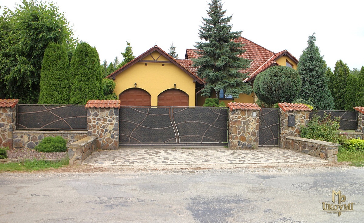 Plná kovaná brána a plot s plechovou výplňou