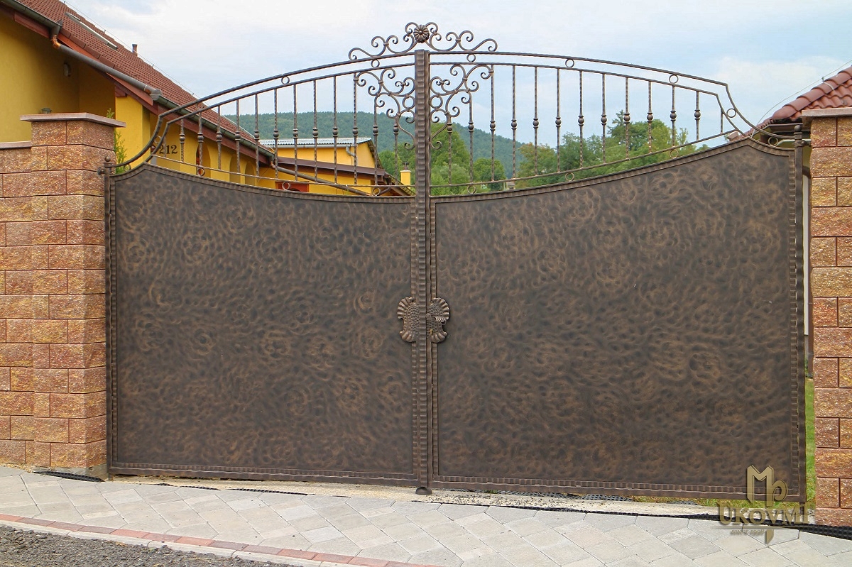 Kovaná brána s výplňou - romantický dizajn