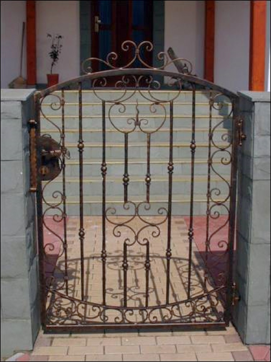 Klasická kovaná bránka s cečkovým a eskovým vzorom