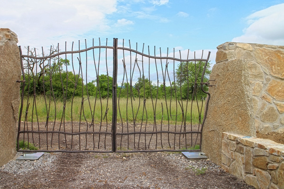 Atypická ručne kovaná brána a plot NA DIVOKO