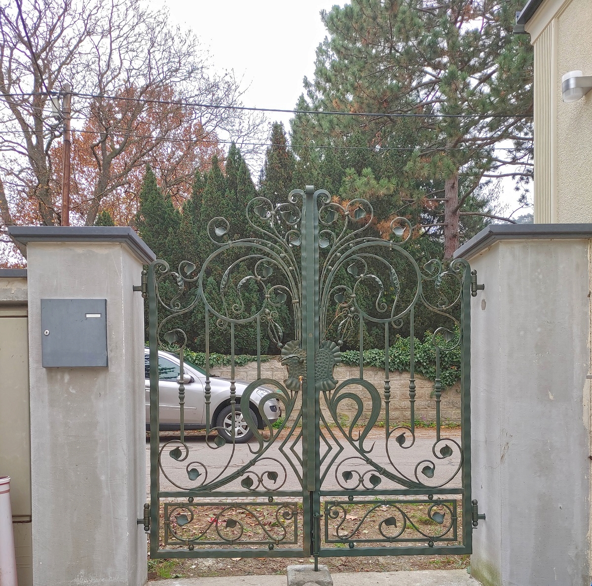 Romantická kovaná brána - historický dizajn