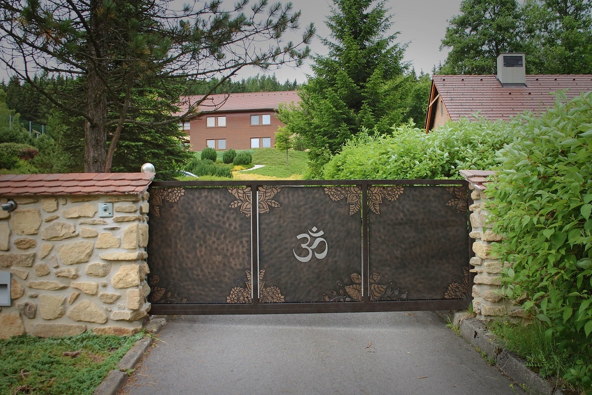 Krásna kovaná brána s kvetmi v Českej republike