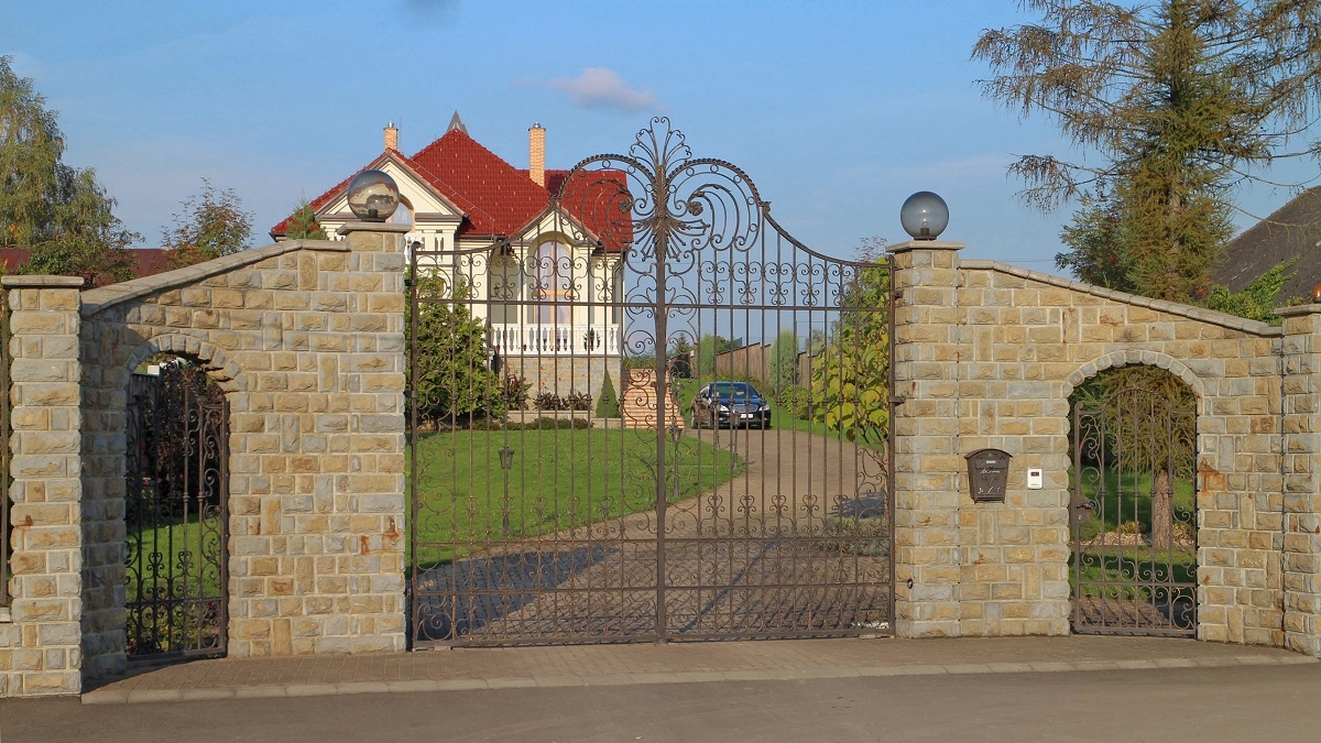 Exkluzívna kovaná brána s bráničkami a plotom