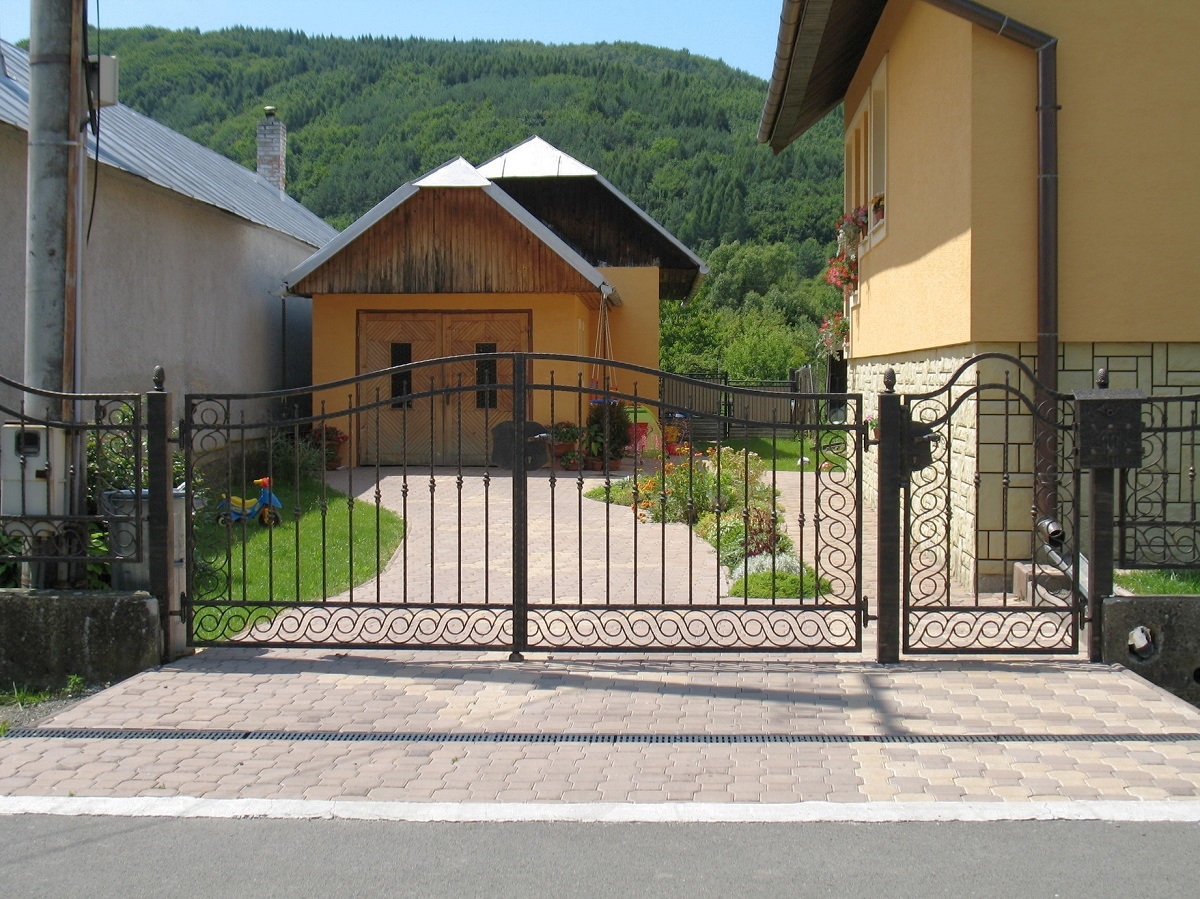 Klasická kovaná brána a plot pri rodinnom dome