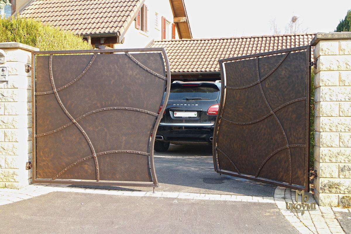 Plná kovaná brána s bránkou vyrobené do Švajčiarska