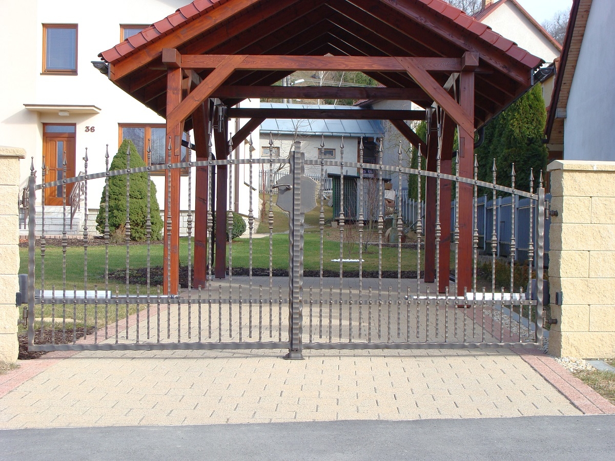 Kovaná brána so zahustením v spodnej časti