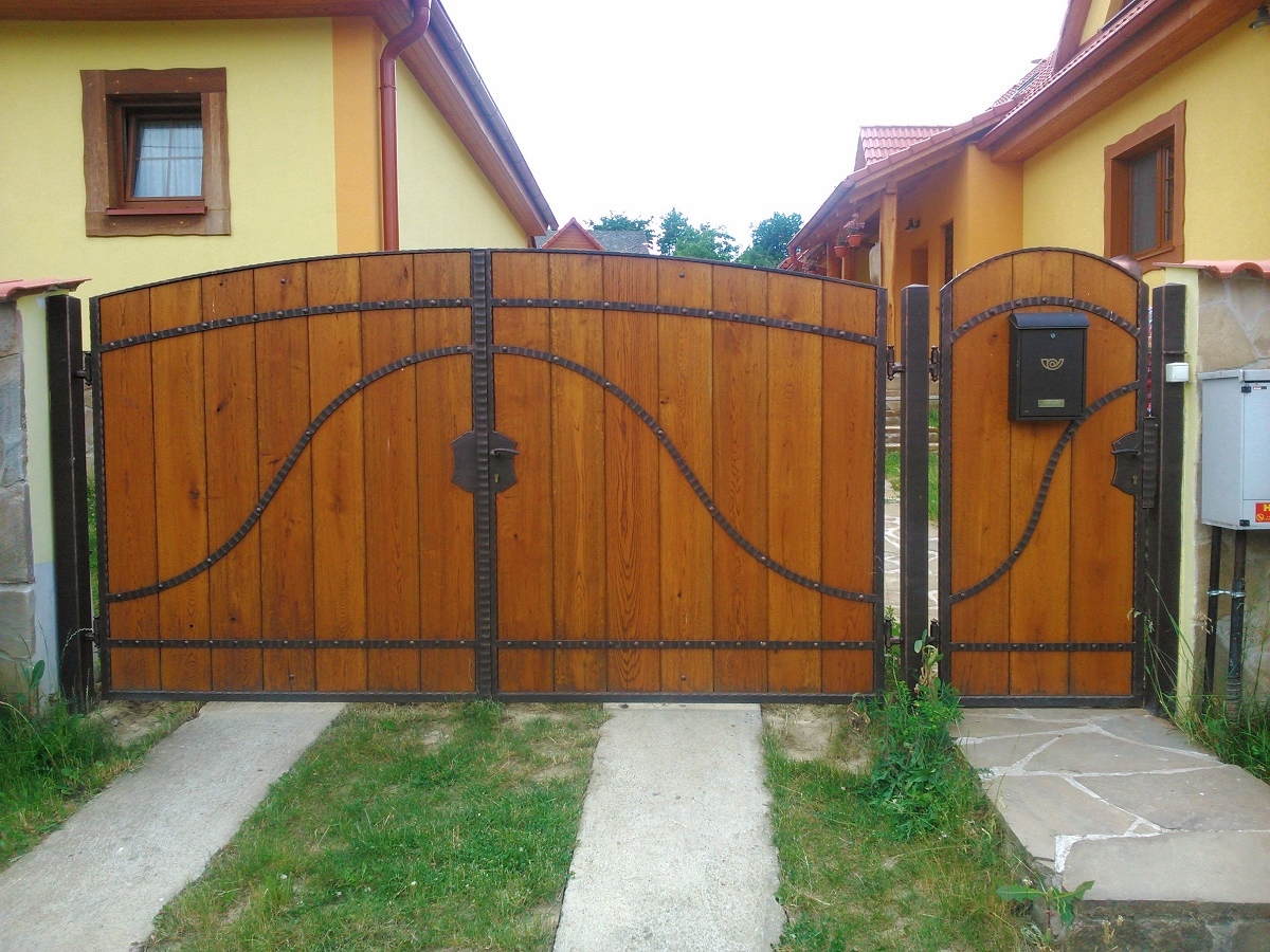 Vintage kovaná brána s bránkou s plnou drevenou výplňou
