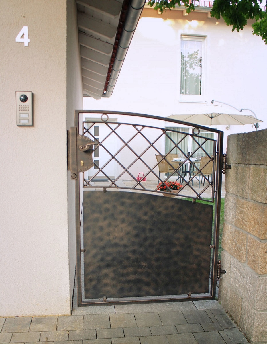 Kovaná bránka a plot vyrobené v UKOVMI pre klienta v Nemecku