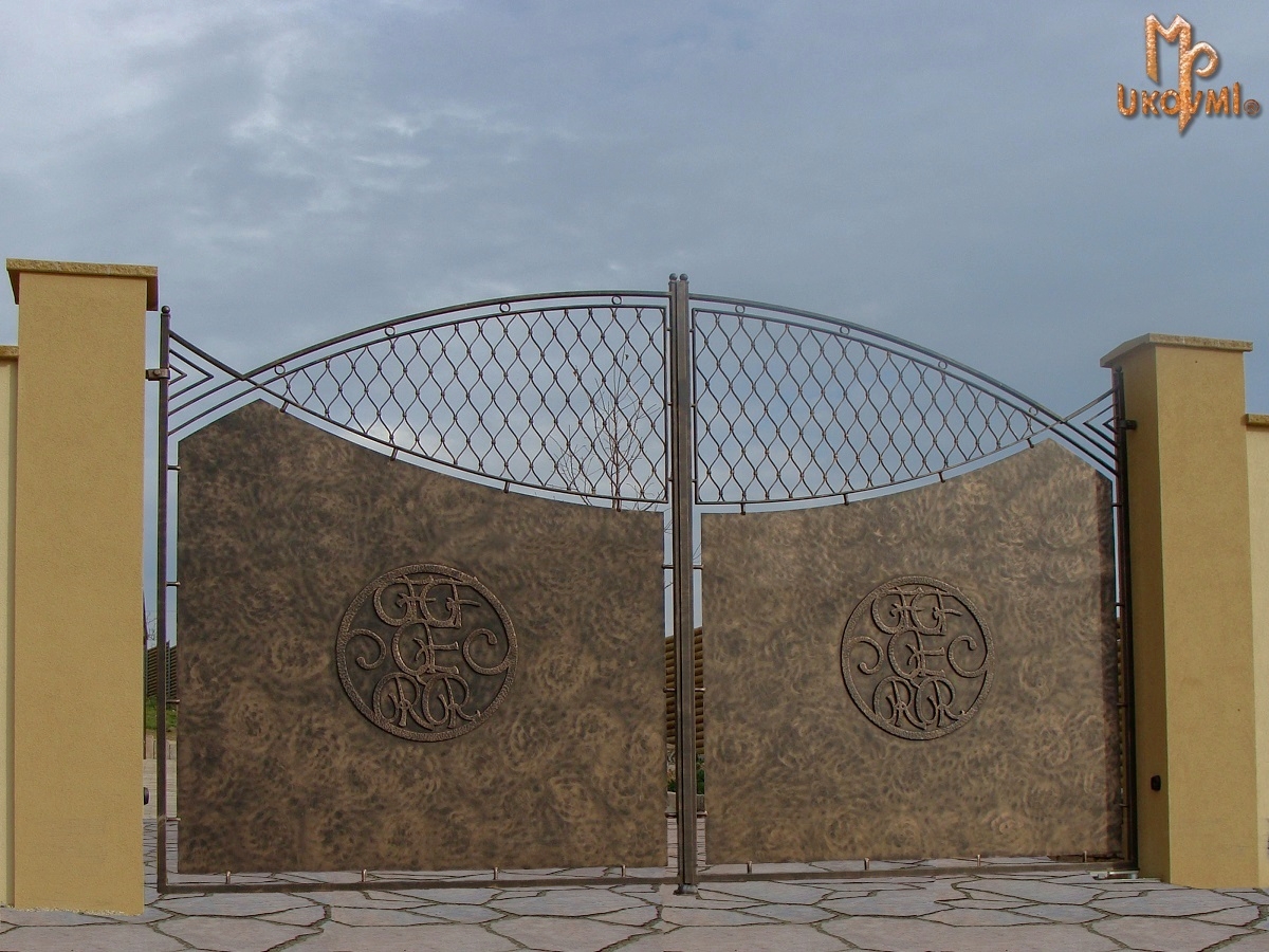 Kovaná brána s výplňou a rodinným logom