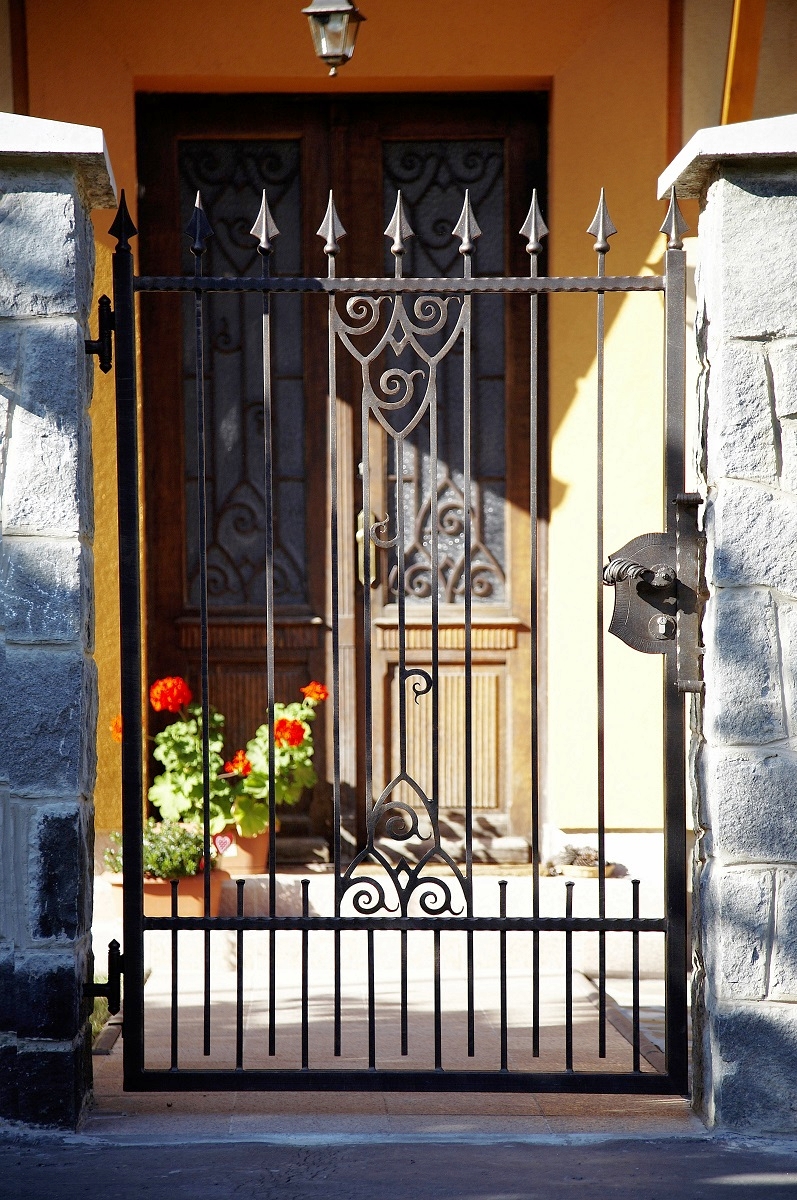 Klasická kovaná bránka pri rodinnom dome