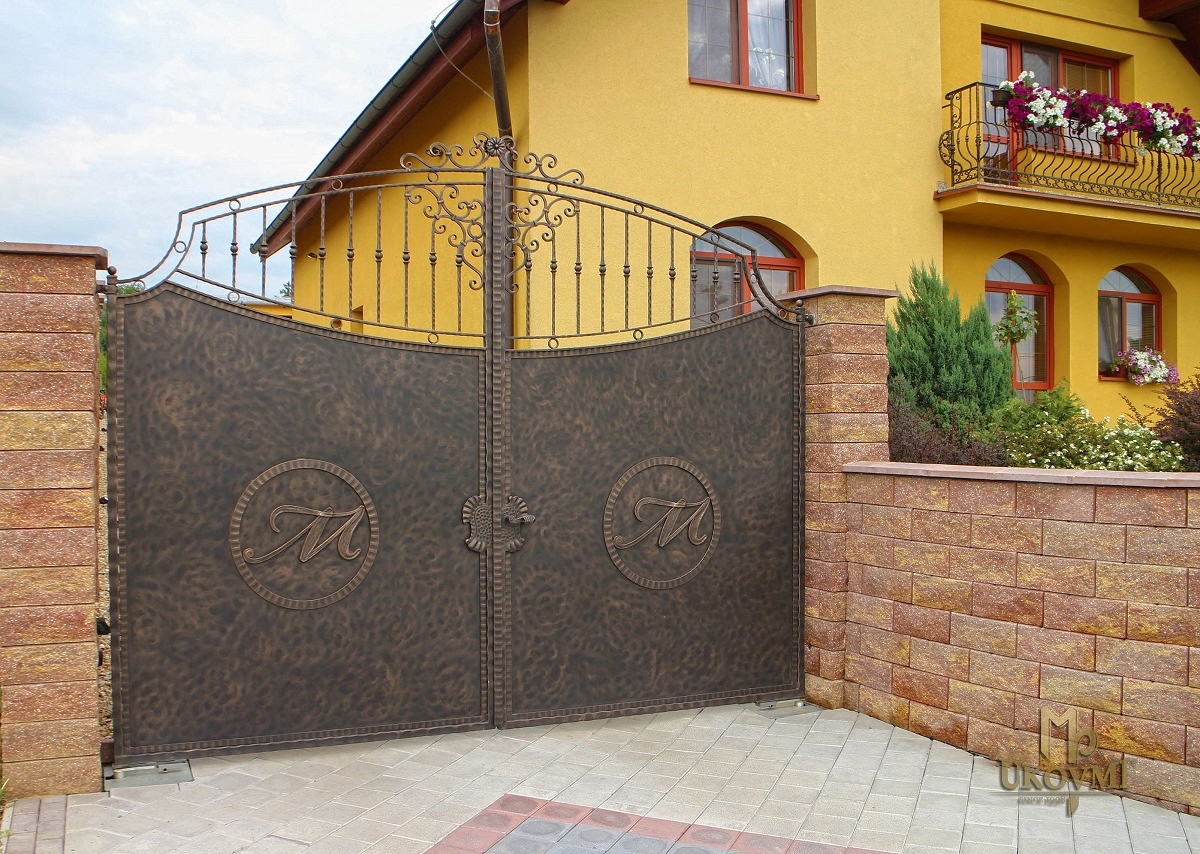 Kovaná brána s výplňou - romantický dizajn