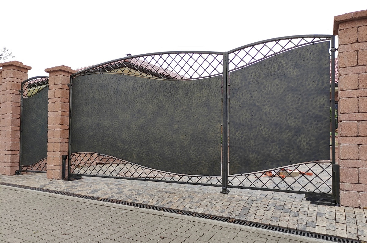 Moderné kované brány, bránky a plot s čiastočnou plechovou výplňou