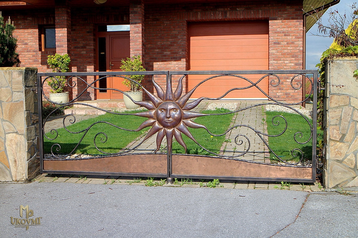 Umelecká brána s tepaným slnkom