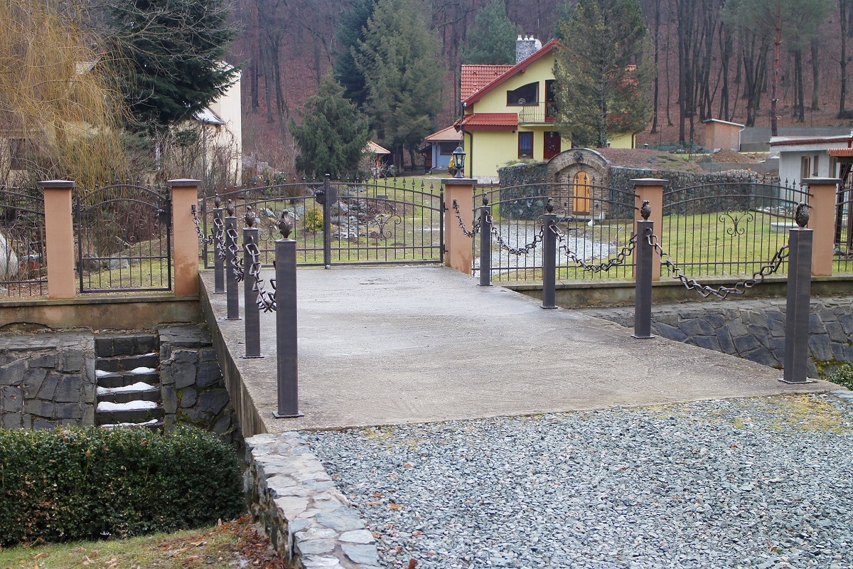 Brána, bránka, plot a zábradlie na moste pri vstupe do rodinného domu