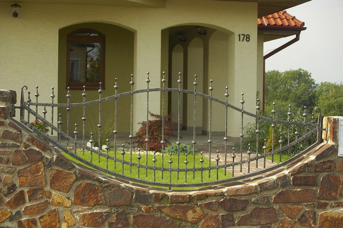 Oblúkové plotové dielce vsadené do kamenného múrika