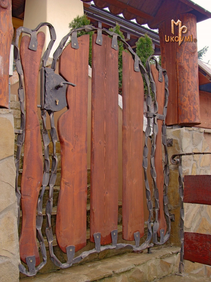 Kovaná bránka s drevenou výplňou - Aj Flinston by závidel :)