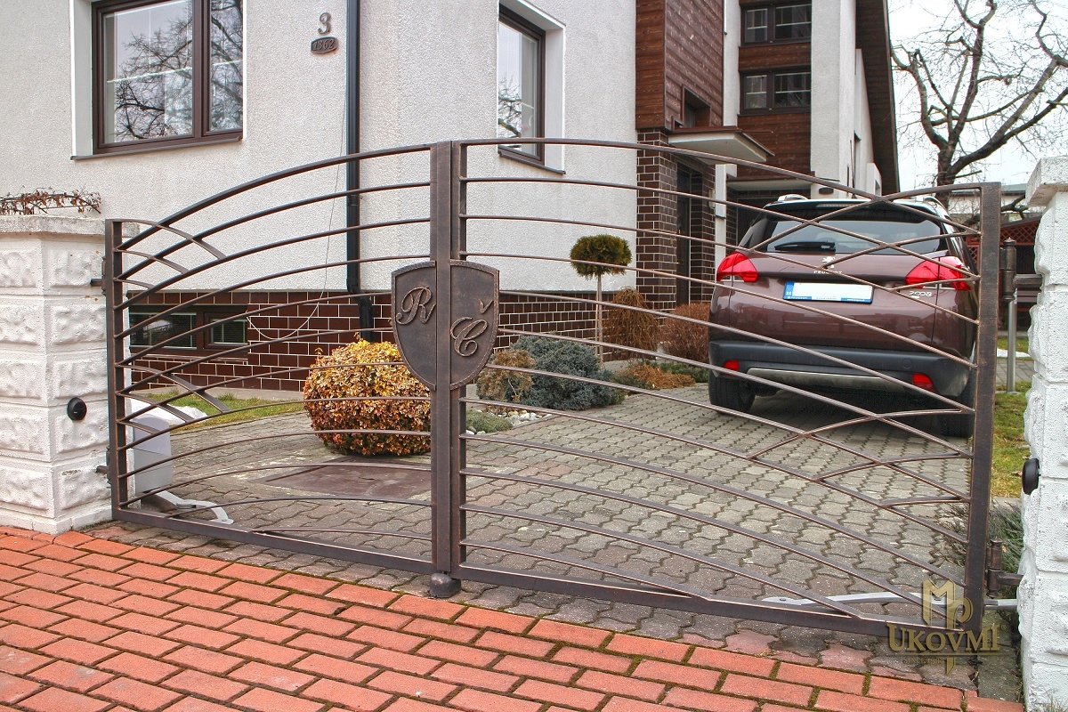 Moderná kovaná brána a plot s rodinným erbom