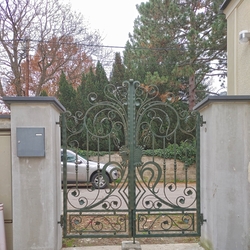 Historická kovaná brána s romantickým dizajnom