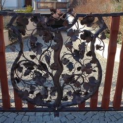 Ručne kovaná brána s erbom VINIČA doplnená drevom
