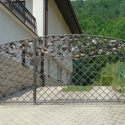 Dizajnová brána s viničom - umelecká kovaná brána