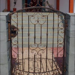 Klasická kovaná bránka s cečkovým a eskovým vzorom