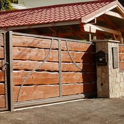 Kovaná brána s plnou drevenou výplňou