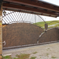 Dizajnová posuvná brána s plechovou výplňou a erbom