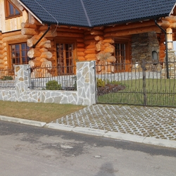Dizajnová brána vo vintage prevedení pri zrubovej chalupe Dizajnová brána vo vintage prevedení pri zrubovej chalupe