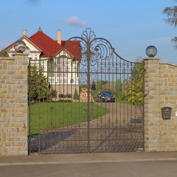 Exkluzívna kovaná brána s bráničkami a plotom