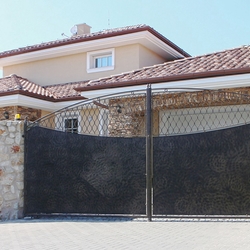 Plná kovaná brána s plechom v kamennom plote