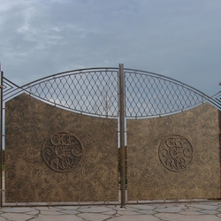 Kovaná brána s výplňou a rodinným logom