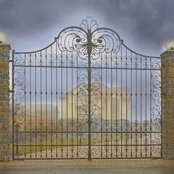 Romantická kovaná brána v historickom štýle