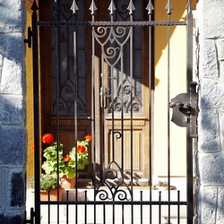 Klasická kovaná bránka pri rodinnom dome