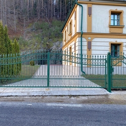 Kovaná brána s bránkou povrchovo upravená zelenou farbou a zlatou patinou