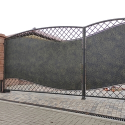 Moderné kované brány, bránky a plot s čiastočnou plechovou výplňou
