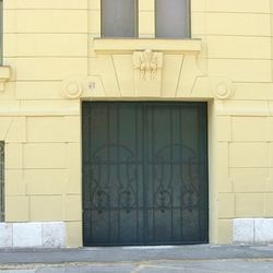 Secesná kovaná brána na historickej budove v Košiciach