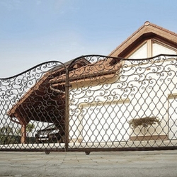 Posuvná kovaná brána a plot s romantickým dizajnom