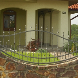 Oblúkové plotové dielce vsadené do kamenného múrika