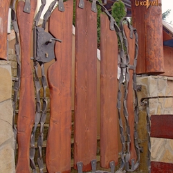 Kovaná bránka s drevenou výplňou - Aj Flinston by závidel :)