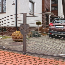 Moderná kovaná brána a plot s rodinným erbom