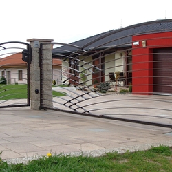 Moderná posuvná kovaná brána s bránkou