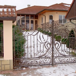 Kovaná brána a bránka - romantický dizajn