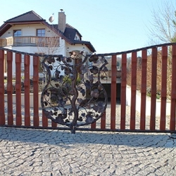 Exkluzívna brána s drevom a ručne kovaným viničom