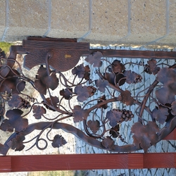 Umelecká ručne kovaná bránka s erbom prerasteného viniča