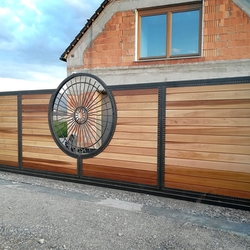 Exkluzívna kovaná brána s drevom vyrobená v UKOVMI pre rodinný dom - posuvná brána