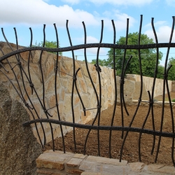 Dizajnový ručne kovaný plot neďaleko Brna v Českej republike