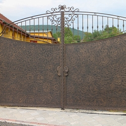 Plná kovaná brána ako súčasť oplotenia rodinného domu